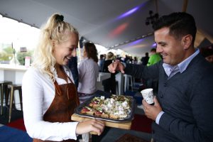 Horeca medewerker serveert hapjes op een evenement