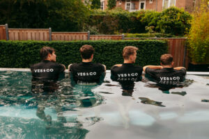 Horeca medewerkers nemen een frisse duik in het zwembad